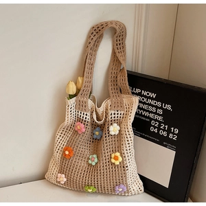 Détail du sac cabas en tricot avec fleurs au crochet 3D colorées et maille ajourée