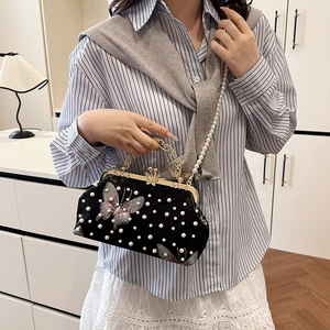 Sac à main élégant en velours noir avec bandoulière perles et broderie papillon de soirée