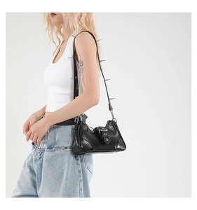 Gros plan sur un sac punk noir avec de longues pointes argentées et des rivets en métal