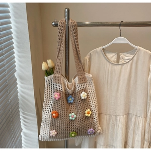 Détail du sac cabas au crochet bohème avec broderies florales 3D multicolores