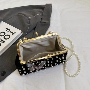 Pochette de soirée chic en velours noir avec perles, broderie papillon et chaîne