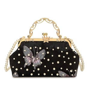 Sac de soirée chic en velours noir avec bandoulière perles et broderie papillon