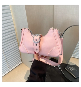 Détail du sac à bandoulière en cuir PU rose avec boucle argentée et texture plissée