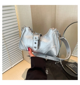 Détail du sac hobo argenté avec bandoulière réglable et boucle métallique brillante