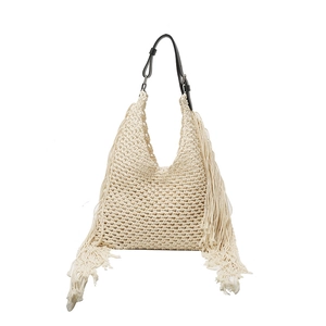 Beige gewebte Tragetasche mit Fransen und verstellbarem schwarzen Lederriemen