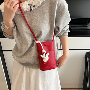 Sac de téléphone rouge en cuir grainé avec pendentif canard mignon et bandoulière fine