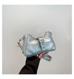 Detailansicht der silbernen Metallic-Handtasche mit Spiegelleder und großer Schnalle