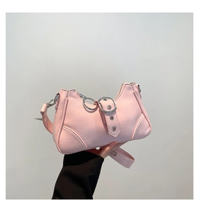 Detailaufnahme der rosa strukturierten Ledertasche mit silbernen Schnallen und Nieten