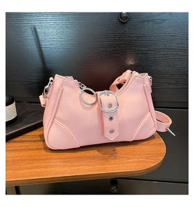Detail der rosa Halbmondtasche mit Lychee-Leder-Narbung und silbernen Metallringen