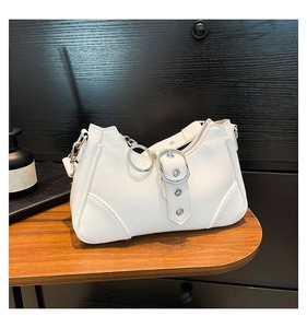Details der weißen Tasche aus Leder mit Litschi-Muster und Silberring-Beschlag