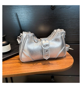 Nahaufnahme der silbernen Motorradtasche aus Leder mit Metallschnalle und Y2K-Ästhetik