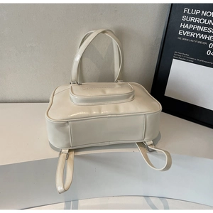 Détail du sac messager crème avec poche avant gaufrée et bretelles élégantes en cuir PU