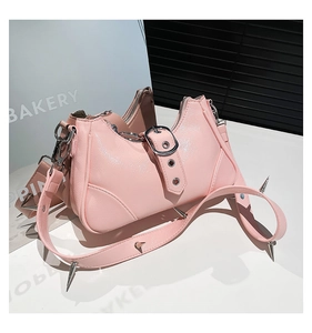 Rosa glänzende Moto-Tasche im Detail mit einzigartigem Gurt mit silbernen Nieten