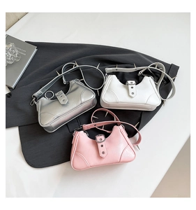 Trois sacs à bandoulière élégants avec rivets argentés en argent, blanc et rose vif brillant