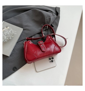 Detailansicht der roten Lackledertasche im Punk-Stil mit silbernen Spitznieten
