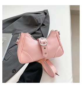 Detailansicht der rosa Halbmond-Tasche mit silbernen Nieten und Lychee-PU-Leder