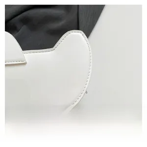 Gros plan détaillé montrant les coutures fines et la texture de ce sac à bandoulière blanc