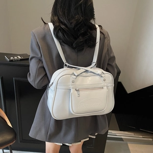 Sac à dos minimaliste en similicuir gris clair avec poche avant et détails argentés