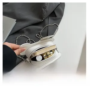 Capacité interne du sac avion ours blanc montrant l'espace pour téléphone et maquillage
