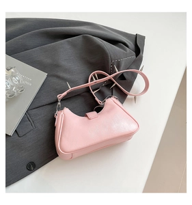 Detailansicht der rosa Ledertasche mit silbernen Metallnieten und Textur-Finish