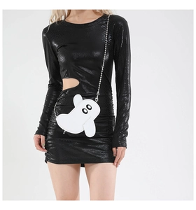 Détail du sac bandoulière fantôme blanc avec chaîne argentée sur une robe à imprimé serpent