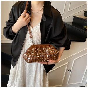Détails du sac nuage marron plissé avec rivets argentés et texture cuir souple