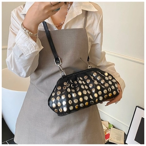 Détail d'un sac nuage en cuir noir orné de rivets argentés avec une bandoulière amovible