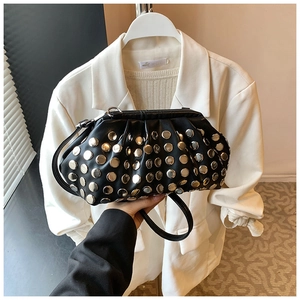 Détails d'un sac à main noir plissé avec rivets argentés et bandoulière en cuir