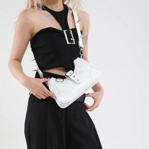 Weiße Punk-Schultertasche aus Kunstleder mit silbernen Spikes und Metallringen