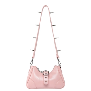 Rosa Y2K Punk Schultertasche mit silbernen Metallstacheln und dekorativen Schnallen