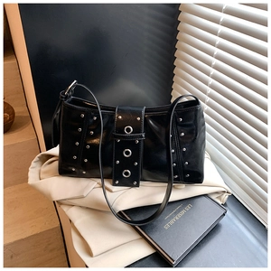 Détail du sac bandoulière punk noir avec rivets argentés et large boucle en métal