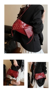 Détail du sac sous le bras en cuir verni rouge avec rivets argentés et rabat géométrique