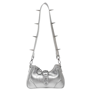 Bolso plateado metalizado para axila con remaches afilados y hebilla punk sobre blanco