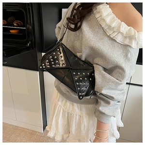 Détail du sac bandoulière en cuir noir avec rivets argentés et bords pliés uniques