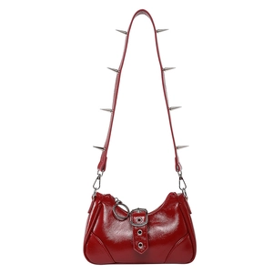 Sac sous le bras en cuir verni rouge avec clous métalliques punk et boucles chic