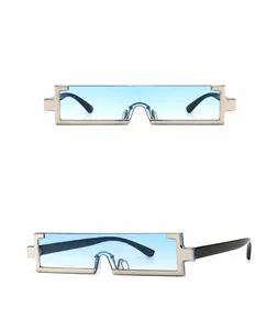 Dettaglio degli occhiali da sole moderni in metallo argento con lenti sfumate blu
