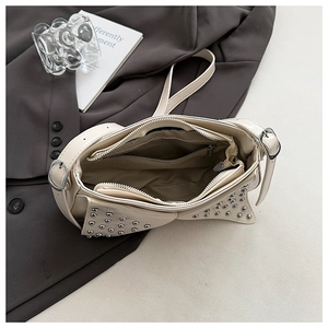 Vue intérieure du sac bandoulière blanc crème avec poche zippée et rivets argentés