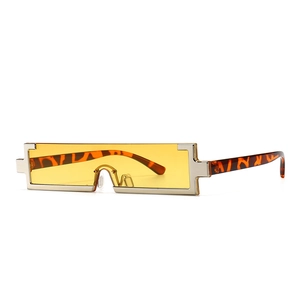 Occhiali da sole squadrati flat top con lenti gialle e stanghette leopardate