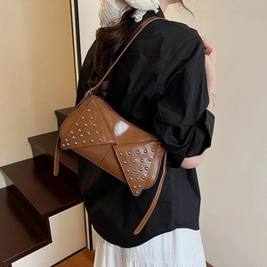 Sac bandoulière style motard en cuir marron brillant avec clous argentés et rabat