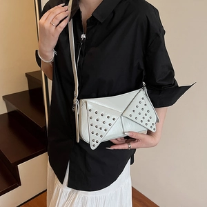 Sac bandoulière chic pour femme avec rabat géométrique et clous argentés en cuir PU