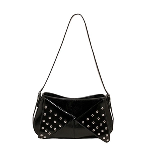 Sac bandoulière en cuir verni noir style punk Y2K avec rivets argentés sur fond blanc
