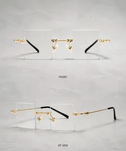 Detailansicht der goldfarbenen randlosen Sonnenbrille mit klaren Gläsern und Bügeln