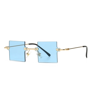 Moderne randlose quadratische Sonnenbrille mit hellblauen Gläsern und goldenem Metallrahmen