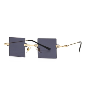 Moderne randlose quadratische Sonnenbrille mit Goldrahmen und dunkelgrauen Gläsern