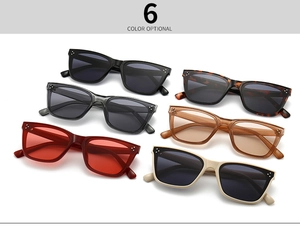 Occhiali da sole quadrati classici disponibili in sei colori con dettagli di rivetti su bianco