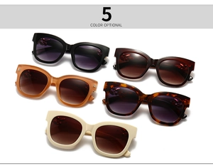 Détail de cinq paires de lunettes de soleil carrées avec ornements papillon en métal