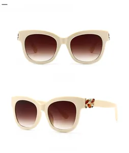 Vue détaillée des lunettes de soleil carrées à strass beige avec verres dégradés