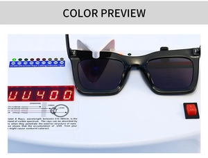Gros plan de lunettes de soleil carrées sur testeur UV400 montrant la protection
