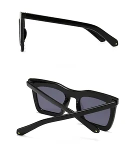 Vues latérale et arrière de lunettes de soleil carrées noires rétro avec clou doré