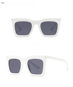 Vues de face et à 45 degrés des lunettes de soleil rétro carrées blanches avec verres gris
